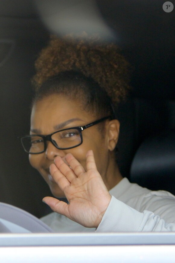 Exclusif - Janet Jackson salue les photographes de la main et avec un grand sourire de l'intérieur de sa SUV à Malibu, le 16 juillet 2017