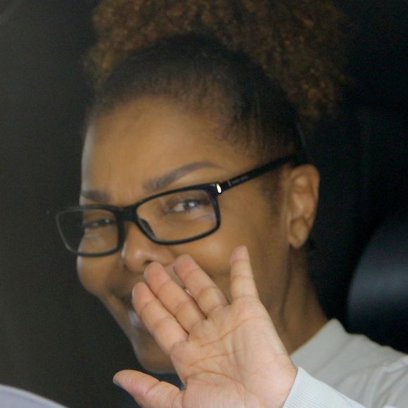 Exclusif - Janet Jackson salue les photographes de la main et avec un grand sourire de l'intérieur de sa SUV à Malibu, le 16 juillet 2017