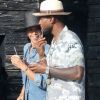 Usher et sa femme Grace Miguel mangent une glace dans les rues de Los Angeles, le 1 octobre 2017.