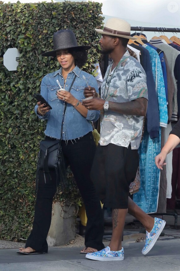 Usher et sa femme Grace Miguel mangent une glace dans les rues de Los Angeles, le 1 octobre 2017.