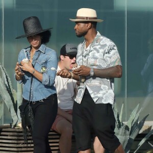 Usher et sa femme Grace Miguel mangent une glace dans les rues de Los Angeles, le 1 octobre 2017.