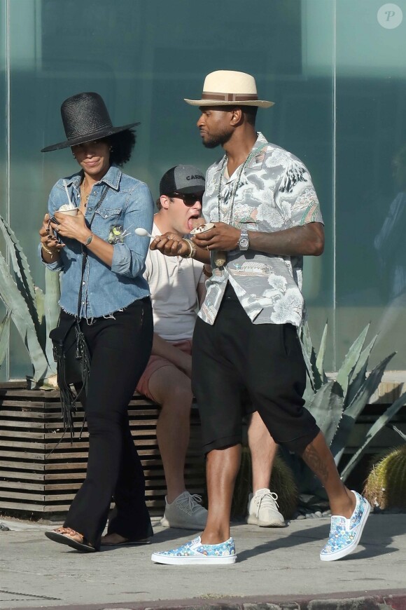 Usher et sa femme Grace Miguel mangent une glace dans les rues de Los Angeles, le 1 octobre 2017.