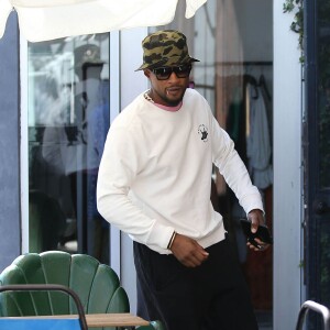 Usher se promène à Los Angeles le 11 août 2017.