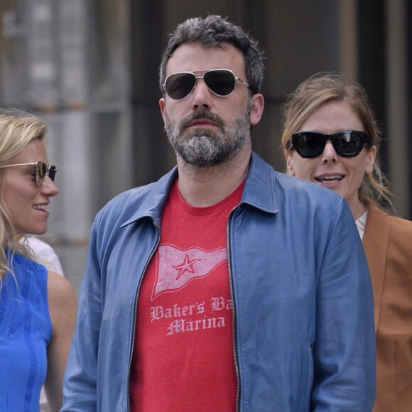 Exclusif - Ben Affleck et sa compagne Lindsay Shookus se baladent dans la rue à New York le 8 octobre 2017.