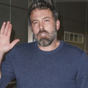 Exclusif - Ben Affleck arrive à l'aéroport de JFK en bayant à New York pour prendre l'avion, le 8 octobre 2017