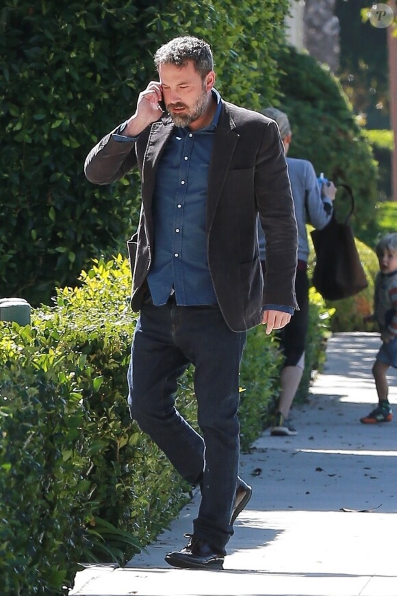 Exclusif - Ben Affleck se promène en téléphonant à Santa Monica, le 5 octobre 2017.