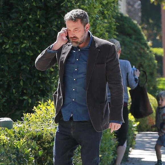 Exclusif - Ben Affleck se promène en téléphonant à Santa Monica, le 5 octobre 2017.