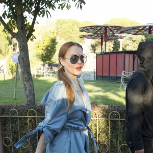 Lindsay Lohan et un ami dans un parc d'attractions à Madrid, le 18 septembre 2017.18/09/2017 - Madrid