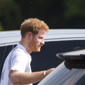 Le prince Harry et sa compagne Meghan Markle s'enlacent tendrement après un match de polo à Ascot le 7 mai 2017.