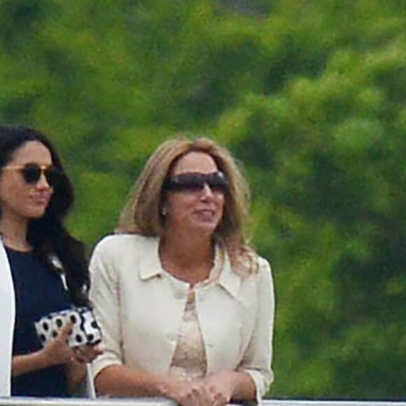 Meghan Markle assiste a un match de polo où joue son compagnon le prince Harry à Ascot le 6 mai 2017.