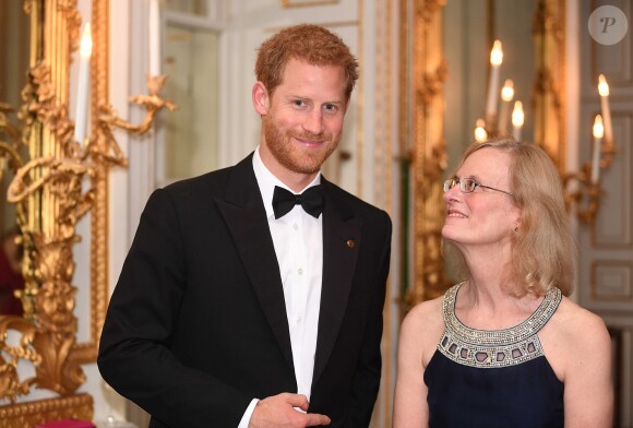 Le prince Harry au dîner de gala "100 Women in Finance" au bénéfice de l'association "WellChild Charity" au Victoria and Albert Museum à Londres, le 11 octobre 2017.
