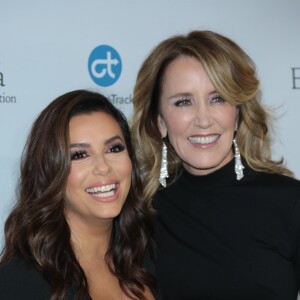 Eva Longoria et Felicity Huffman au dîner caritatif de l'Eva Longoria Foundation à l'hôtel Four Seasons à Beverly Hills, le 12 octobre 2017.