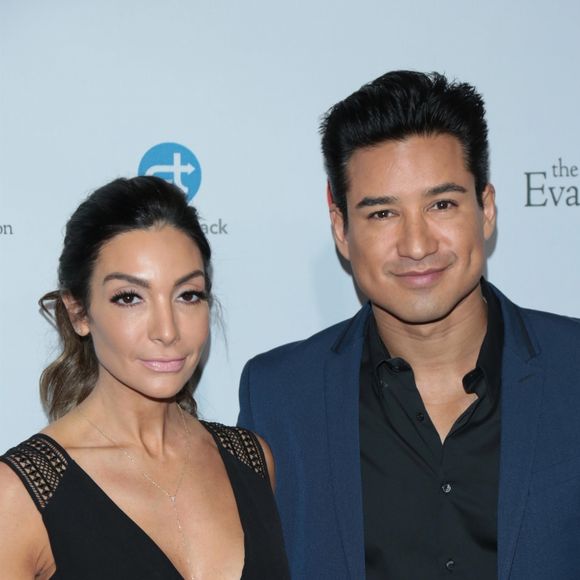Mario Lopez et sa femme Courtney Laine Mazza au dîner caritatif de l'Eva Longoria Foundation à l'hôtel Four Seasons à Beverly Hills, le 12 octobre 2017.