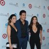 Eva Longoria, Mario Lopez et sa femme Courtney Laine Mazza au dîner caritatif de l'Eva Longoria Foundation à l'hôtel Four Seasons à Beverly Hills, le 12 octobre 2017.