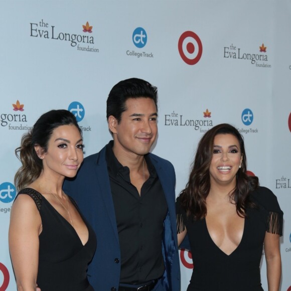 Eva Longoria, Mario Lopez et sa femme Courtney Laine Mazza au dîner caritatif de l'Eva Longoria Foundation à l'hôtel Four Seasons à Beverly Hills, le 12 octobre 2017.