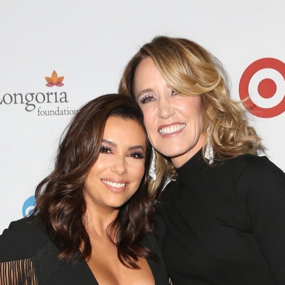 Eva Longoria et Felicity Huffman au dîner caritatif de l'Eva Longoria Foundation à l'hôtel Four Seasons à Beverly Hills, le 12 octobre 2017.