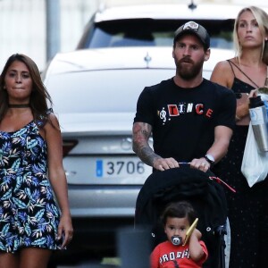 Exclusif - Lionel Messi, sa femme Antonella Roccuzzo avec leurs fils, Mateo et Thiago et les enfants de L. Suárez et sa femme S. Balbi, Benjamin et Delfina - Barcelone, le 22 août 2017.