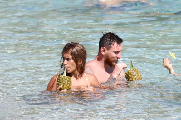 Exclusif  - Le footballeur international argentin évoluant au FC Barcelone Lionel Messi et sa femme Antonella Roccuzzo pendant leur lune de miel avec leurs fils, Thiago, Mateo à Saint-Barthélémy, le 8 juillet 2017.