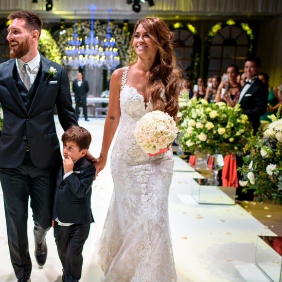 Le mariage de Lionel Messi et Antonella Roccuzzo avec leur fils Thiago au City Center à Rosario, le 30 juin 2017.