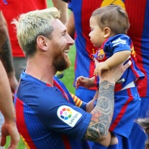 Lionel Messi avec sa femme Antonella et ses enfants Mateo et Thiago - Le FC Barcelone de Lionel Messi remporte le premier match de l'année en Ligua, 6 à 2 contre le Betis Seville au Camp Nou à Barcelone le 20 Août 2016.