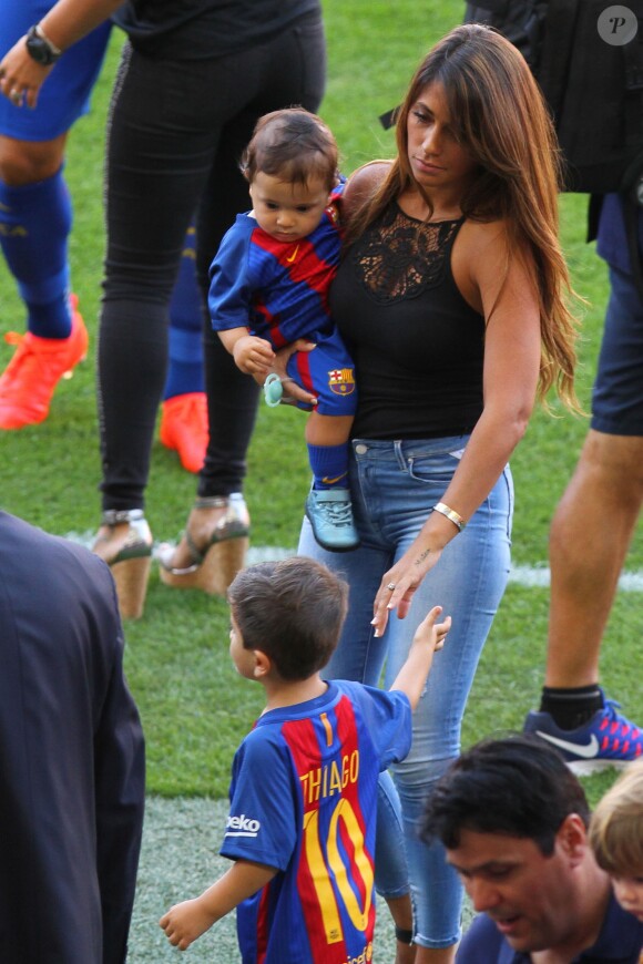 Antonella Rocuzzo, la femme de Lionel Messi avec leurs enfants Matéo et Thiago - Le FC Barcelone de Lionel Messi remporte le premier match de l'année en Ligua, 6 à 2 contre le Betis Seville au Camp Nou à Barcelone le 20 Août 2016.