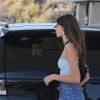 La fille de Cindy Crawford, Kaia Gerber, met de l'essence dans sa voiture Range Rover à Malibu. Le 14 octobre 2017.