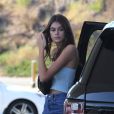 La fille de Cindy Crawford, Kaia Gerber, met de l'essence dans sa voiture Range Rover à Malibu. Le 14 octobre 2017.