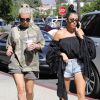 Les soeurs Kim Kardashian et Kourtney Kardashian se baladent et font du shopping ensemble chez BuyBuy Baby à Calabasas. Le 9 octobre 2017.
