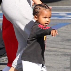 Kim Kardashian avec son fils Saint West à Woodland Hills, le 22 septembre 2017.