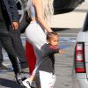 Kim Kardashian avec son fils Saint West à Woodland Hills, le 22 septembre 2017.