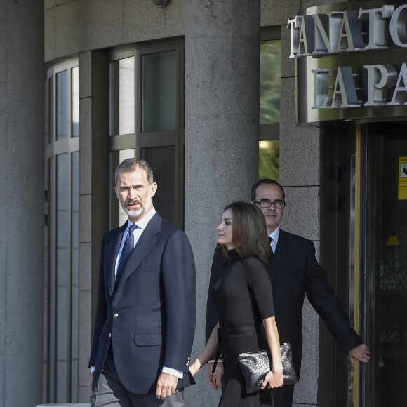 Semi-Exclusif - Le roi Felipe VI et la reine Letizia d'Espagne assistaient aux obsèques de José Maria Corona Barriuso le 11 octobre 2017 au thanatorium d'Alcobendas, dans la banlieue de Madrid. Garde du corps de Felipe depuis les années 1980, cet homme de confiance du couple royal était chef de la sécurité de la Maison royale depuis 2015.