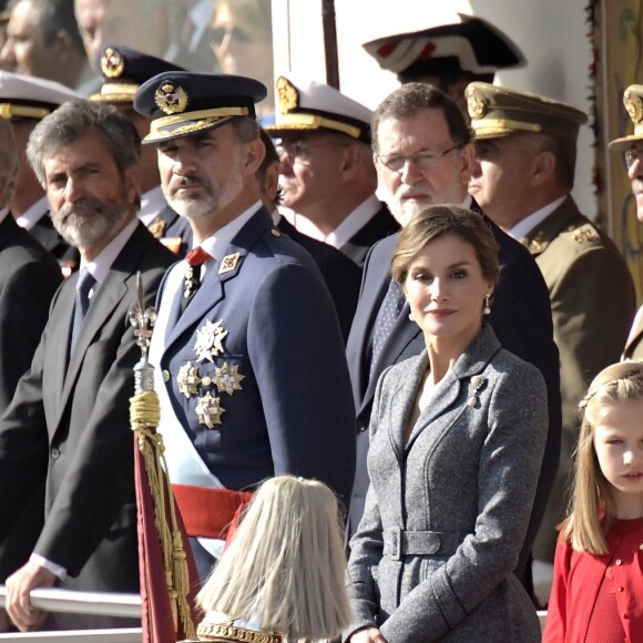 Le roi Felipe VI d'Espagne, le premier ministre Mariano Rajoy, la reine Letizia, les princesses Leonor et Sofia lors de la parade militaire de la fête Nationale à Madrid le 12 octobre 2017.  Spanish Royals atted the National Day Military Parade. Madrid - October 12, 201712/10/2017 - Madrid