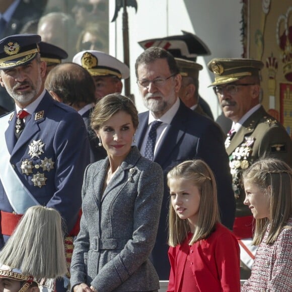 Le roi Felipe VI d'Espagne, Mariano Rajoy, la reine Letizia, Leonor et Sofia - La famille royale espagnole assiste au défilé militaire de la fête nationale à Madrid le 12 octobre 2017.  Kings of Spain, Felipe VI and Letizia Ortiz and their daughters princesses Leonor and Sofia of Borbon attending a military parade, during the known as Dia de la Hispanidad, Spain's National Day, in Madrid, on Thurday 12nd October, 2017.12/10/2017 - Madrid