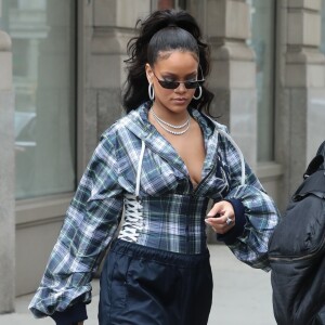 Rihanna quitte son hôtel à New York, le 13 octobre 2017.