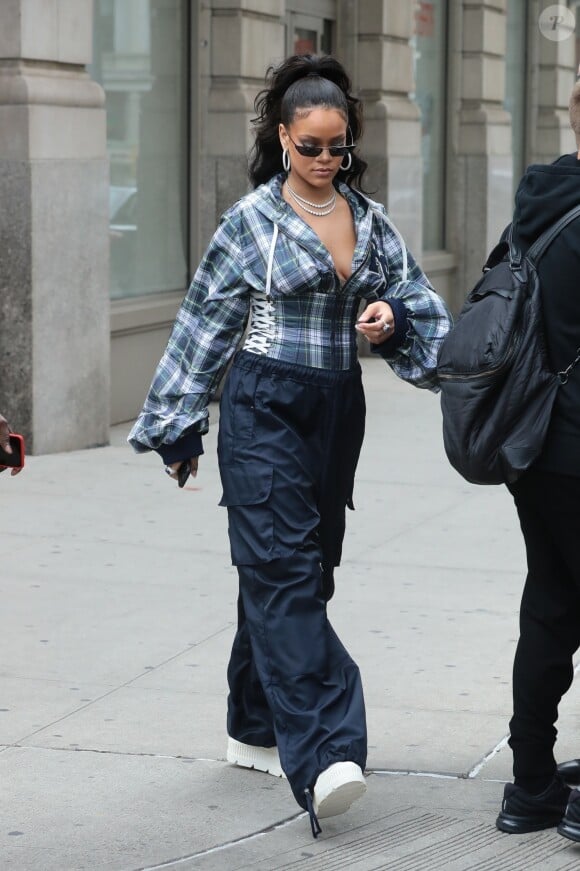 Rihanna quitte son hôtel à New York, le 13 octobre 2017.