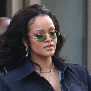 Rihanna porte une robe en jean et des bottes assorties à la sortie de son domicile dans le quartier de Soho à New York, le 12 octobre 2017.