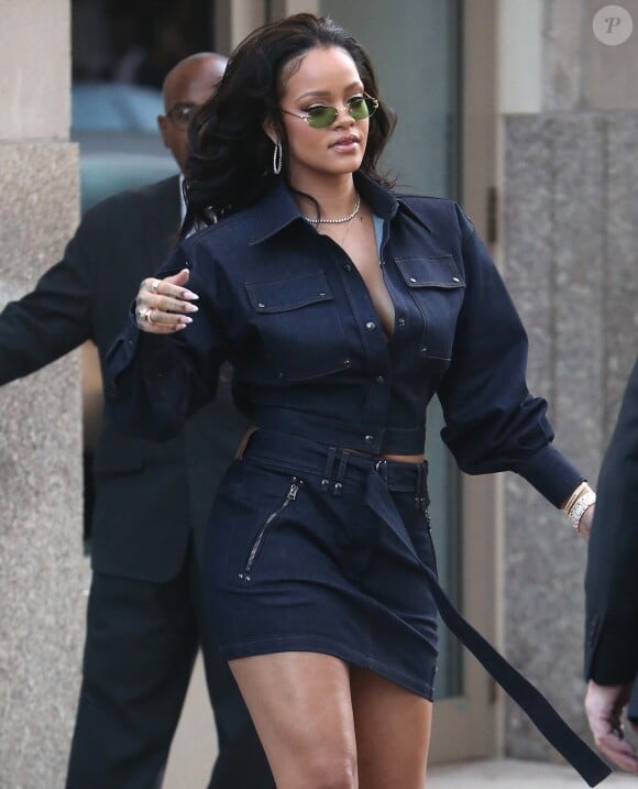 Rihanna porte une robe en jean et des bottes assorties à la sortie de son domicile dans le quartier de Soho à New York, le 12 octobre 2017.