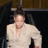 Rihanna rend visite à une amie à New York. Elle porte un sac Louis Vuitton. Le 11 octobre 2017.