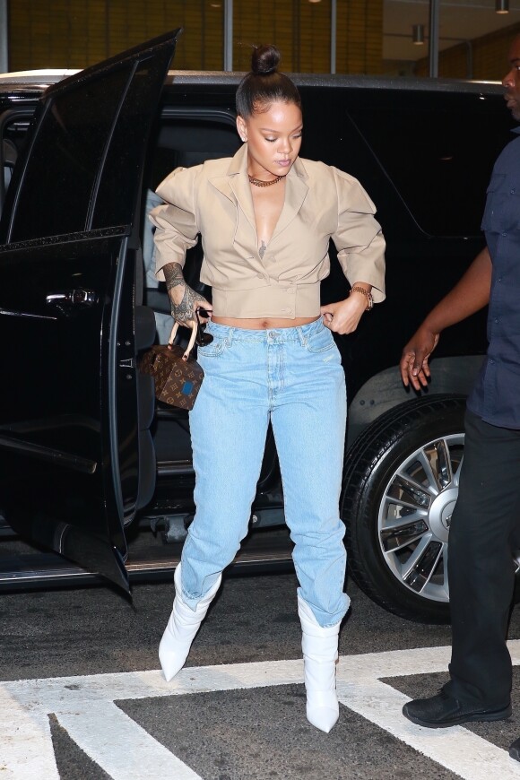 Rihanna rend visite à une amie à New York. Elle porte un sac Louis Vuitton. Le 11 octobre 2017.