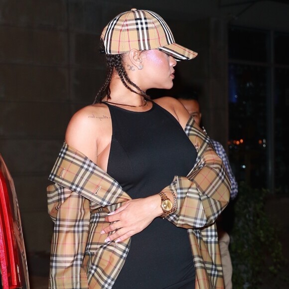Exclusif - Rihanna habillée de la tête au pieds en Burberry dans les rues de New York. Le 10 octobre 2017.