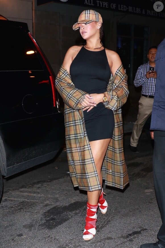 Exclusif - Rihanna habillée de la tête au pieds en Burberry dans les rues de New York. Le 10 octobre 2017.