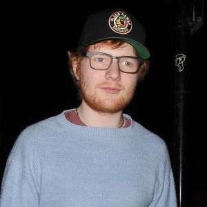 Ed Sheeran à la sortie du restaurant caribéen "Rum Kitchen" à Londres, le 9 mars 2017, pour célébrer son nouvel album avec son label.