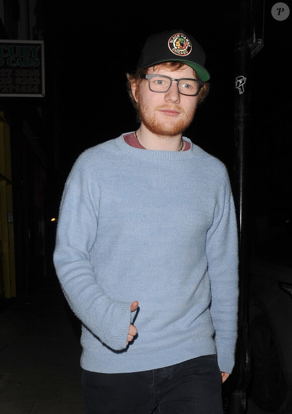 Ed Sheeran à la sortie du restaurant caribéen "Rum Kitchen" à Londres, le 9 mars 2017, pour célébrer son nouvel album avec son label.