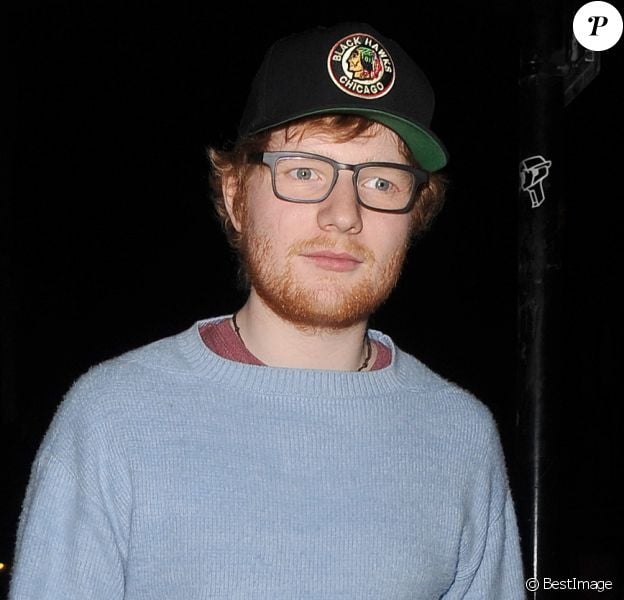 Ed Sheeran à la sortie du restaurant caribéen "Rum Kitchen" à Londres, le 9 mars 2017, pour célébrer son nouvel album avec son label.