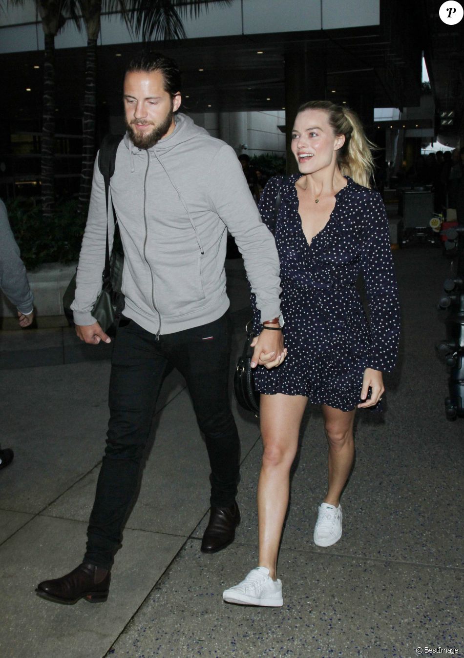 Margot Robbie et son mari Tom Ackerley arrivent à l&#039;aéroport de LAX à Los Angeles, le 2 janvier 2017.