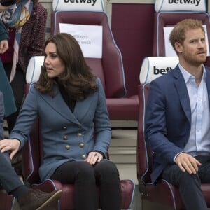 Kate Middleton, duchesse de Cambridge, enceinte de son troisième enfant, accompagnait le prince William et le prince Harry au stade de West Ham dans l'est de Londres le 18 octobre 2017 pour la remise des diplômes d'apprentis coachs formés par Coach Core, un programme lancé par leur fondation royale en 2012.