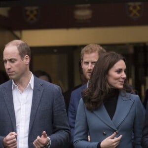 Kate Middleton, duchesse de Cambridge, enceinte de son troisième enfant, accompagnait le prince William et le prince Harry au stade de West Ham dans l'est de Londres le 18 octobre 2017 pour la remise des diplômes d'apprentis coachs formés par Coach Core, un programme lancé par leur fondation royale en 2012.