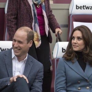 Kate Middleton, duchesse de Cambridge, enceinte de son troisième enfant, accompagnait le prince William et le prince Harry au stade de West Ham dans l'est de Londres le 18 octobre 2017 pour la remise des diplômes d'apprentis coachs formés par Coach Core, un programme lancé par leur fondation royale en 2012.