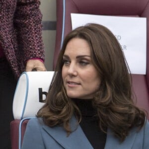 Kate Middleton, duchesse de Cambridge, enceinte de son troisième enfant, accompagnait le prince William et le prince Harry au stade de West Ham dans l'est de Londres le 18 octobre 2017 pour la remise des diplômes d'apprentis coachs formés par Coach Core, un programme lancé par leur fondation royale en 2012.