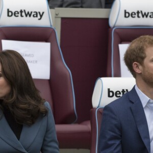 Kate Middleton, duchesse de Cambridge, enceinte de son troisième enfant, accompagnait le prince William et le prince Harry au stade de West Ham dans l'est de Londres le 18 octobre 2017 pour la remise des diplômes d'apprentis coachs formés par Coach Core, un programme lancé par leur fondation royale en 2012.